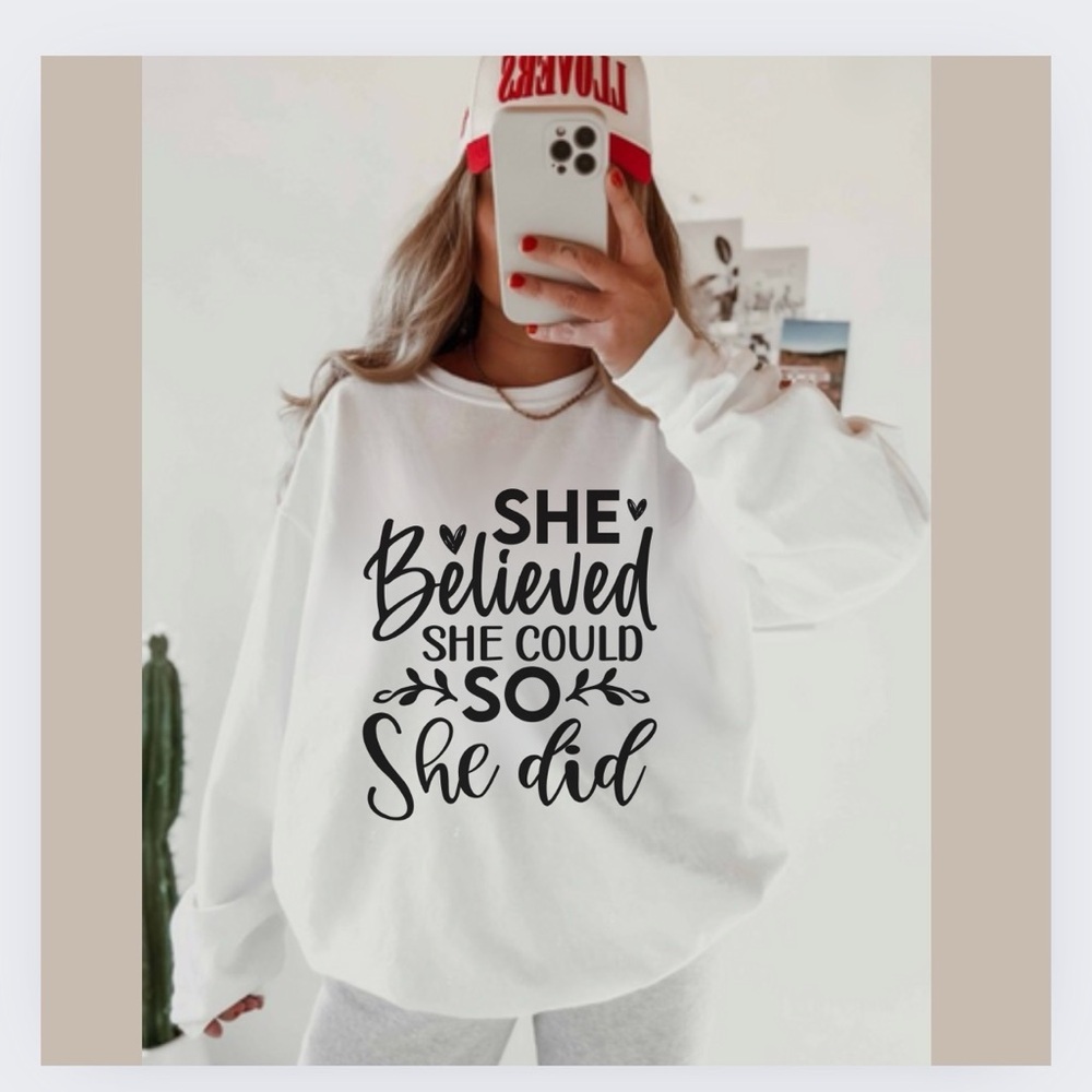 Graphic“She Believed That She Could So She Did”Crew Neck Long Sleeve Sweatshirt